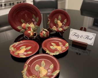 7 Stück-handgefertigte, burgunderfarbene Teller (4) mit Baldachin, Zucker, Milchkännchen aus der Fitz and Floyd Renaissance Kollektion.