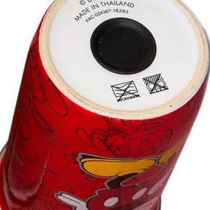 Pu&ograve; includere: Bicchiere in ceramica rosso con Topolino e altri personaggi Disney. Il fondo del bicchiere riporta la scritta "&copy; DISNEY MADE IN THAILAND" e simboli per microonde.