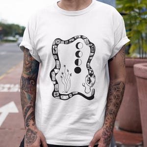 -shirt dessiné à la main avec phases de lune du désert | T-shirt graphique d'artiste indépendant | Chemise streetwear bohème minimaliste | Festival de mode | Studio Haus Sauvage