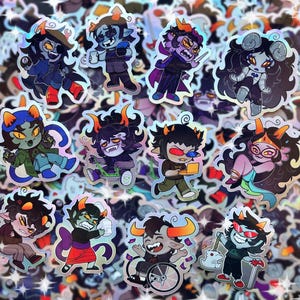 Puede incluir: Una colección de pegatinas holográficas con personajes de dibujos animados con cuernos, en varias poses y atuendos. Las pegatinas tienen un acabado brillante e iridiscente, con una variedad de colores, incluyendo azul, morado, naranja y verde. Los personajes tienen un diseño único y estilizado.