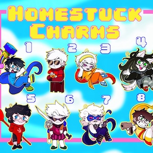 Può includere: Una collezione di otto ciondoli Homestuck, ognuno con un personaggio diverso in una posa unica. I ciondoli sono ambientati su uno sfondo di cielo blu con la scritta "HOMESTUCK CHARMS" in giallo pixelato.