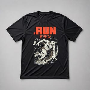 Pode incluir: Camiseta esportiva preta com um gráfico de um personagem de estilo anime correndo. A camisa apresenta a palavra ".RUN" em laranja, com caracteres japoneses abaixo. O personagem está vestindo uma regata "VOID".