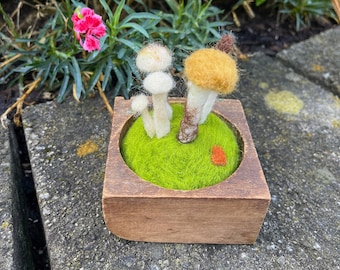 Miniatura de hongo de fieltro – Expositor con base de madera – Decoración de hongo de lana hecha a mano – Adorno de bosque