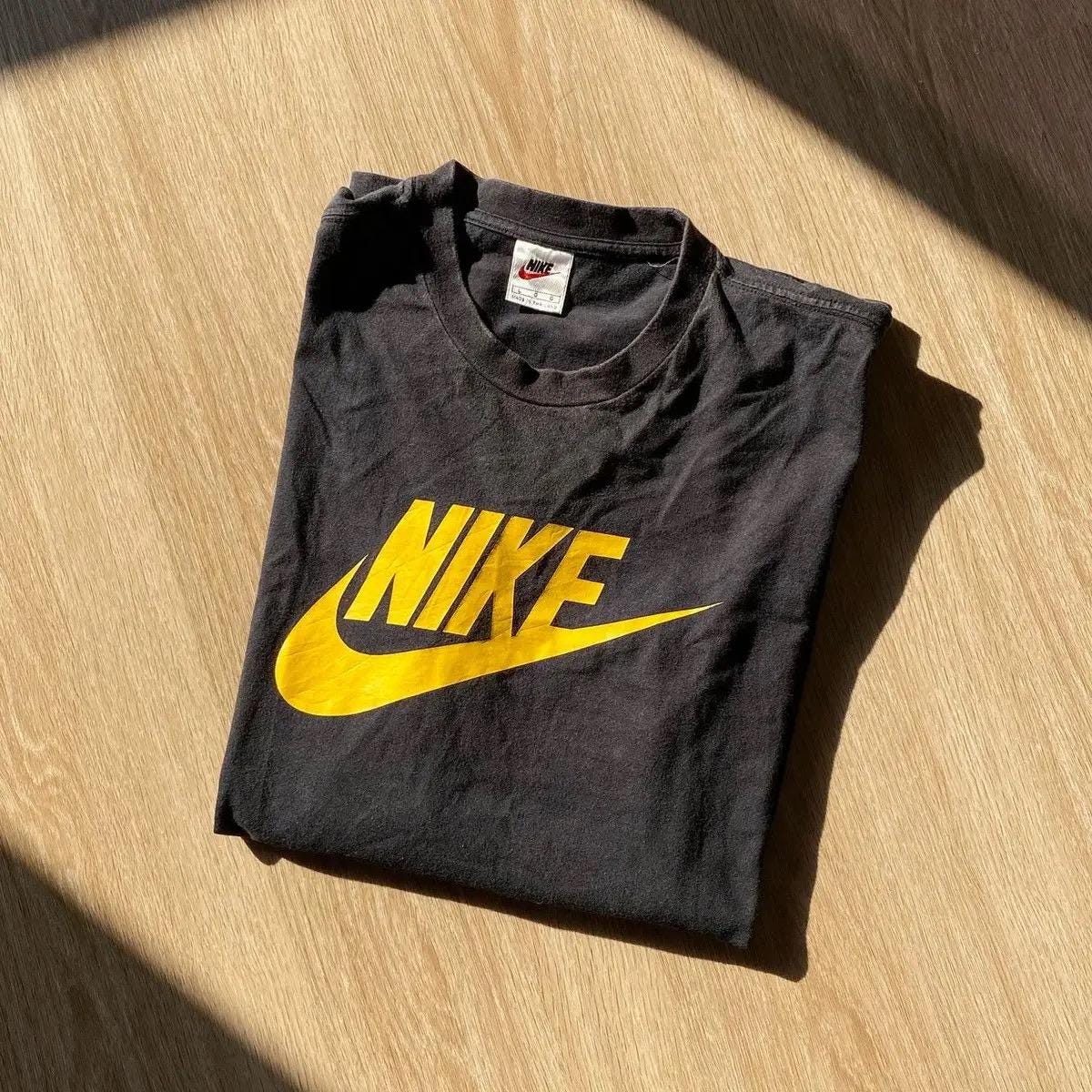 ヴィンテージ Y2K ナイキ ビッグスウッシュ Tシャツ | レアな2000年代 