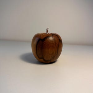 Vintage teakhouten appelbeeldje gemaakt door M&M Ferko