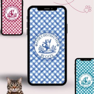 Può includere: Smartphone con sfondi a tema gatto. Il telefono principale mostra un motivo a quadri blu e bianco con un design circolare che recita "EASILY DISTRACTED BY CATS". Altri telefoni mostrano disegni simili in rosso e verde acqua. Un gatto tigrato fa il pollice in su.