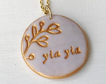 Handgemachte Yiayia Kette: Vergoldete Kette, Personalisiertes Medaillon aus Ton