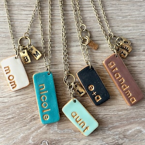 Mamá, abuela, tía, pareja, gigi, collar con nombre, cartas estampadas, Personalizado para mamá, Regalos de Navidad para ella, Regalos navideños