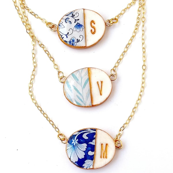 Collana con iniziale floreale in argilla blu di Delft realizzata a mano: ciondolo personalizzato in argilla