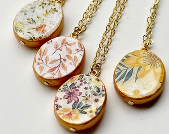 Collier floral, pendentif fleur, initiale en argile, palette d'automne, couleurs d'automne, bijoux d'automne, cadeaux de mariage, lot de 4 demoiselles d'honneur