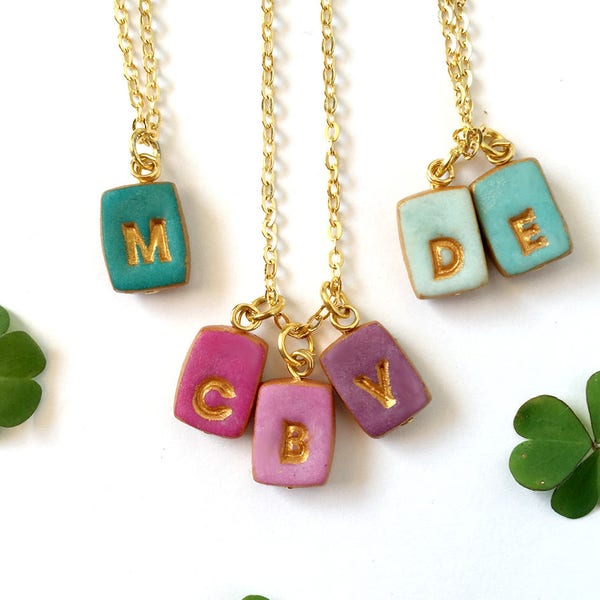 Kleine Letters Ketting voor Moeder, Petite Ketting, Kleine Letter bedels op Hoge kwaliteit Vergulde ketting, Moeder Cadeau, Kerstmis voor moeder