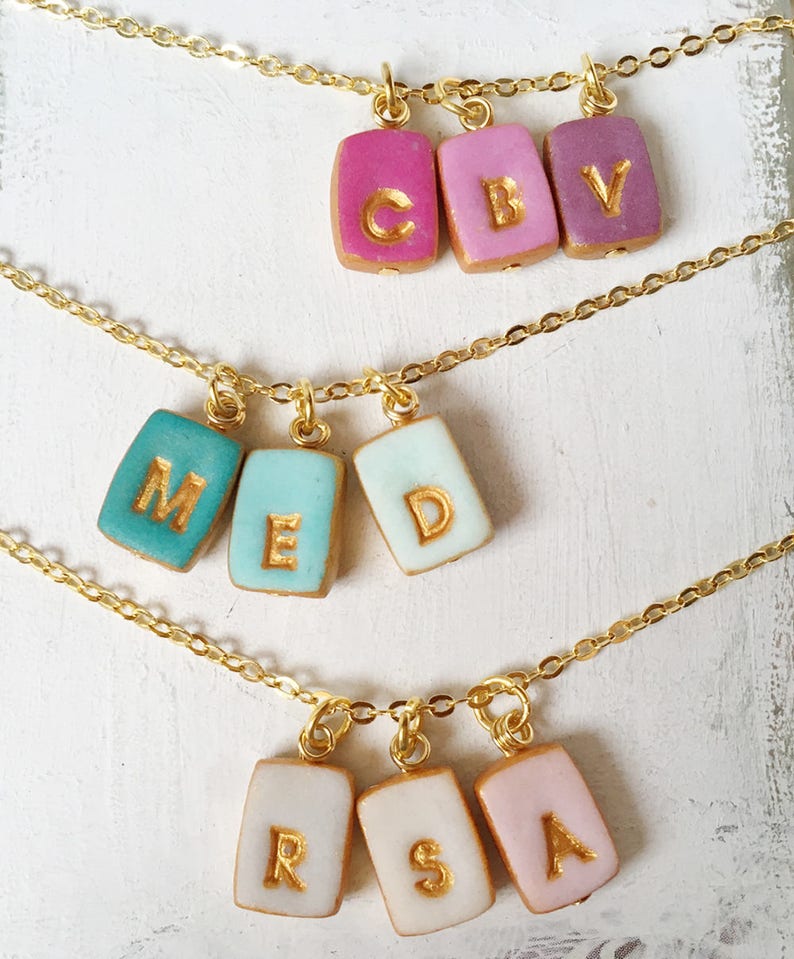 Tiny Letters Necklace for Mom, Petite Necklace, Small Letter charms on High quality Gold plated necklace, Mother Gift, Christmas for mom imagem 3