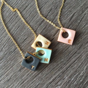 Collar personalizado para mamá - Iniciales para niños - Joyas de colores modernas y sencillas - Personalizado para mamá - OJAL CUADRADO - Dije de letra cuadrada