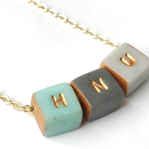 Collar de letras pequeñas, Collar inicial de cubos diminutos de colores, Collar de familia de colores