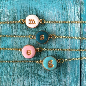 Pulsera con letras, pulsera pequeña, pulsera para niña, pequeña, personalizada, pulsera con letras estampadas, dije pequeño, regalo para adolescentes, regalo de cumpleaños para niña