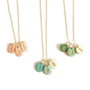 Collar de iniciales familiares para mamá, Collar de amuletos, 1 carta, 2 letras, Collar de 3 letras, Joyas del Día de la Madre, colores, arcilla, hecho a mano