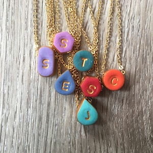 Collares pequeños con letras estampadas de colores, formas geométricas, colores para vestir, collar con letras delicadas, chapado en oro, joyería para adolescentes