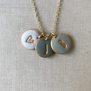 Collar con dije de iniciales de pareja en tonos cemento, 1 letra, 2 letras, collar de 3 letras, joyería del día de la madre, hecho a mano
