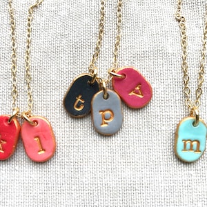 Familienkette mit Initialen, 1,2,3,4, Buchstabenkette für Kinder, zierlich, bunt, Teenager Geschenk, rot, koralle, schwarz, magenta, cooler trendiger Schmuck