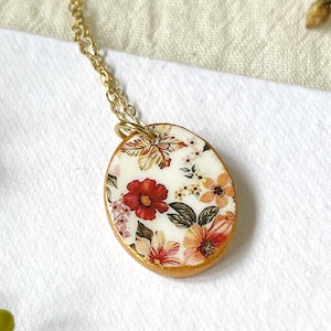 Presente para amantes de jardim, presente para jardineiro, joias de flores, colar de flores e inicial, colar de letras de flores, casamento no outono, damas de honra de outubro, M