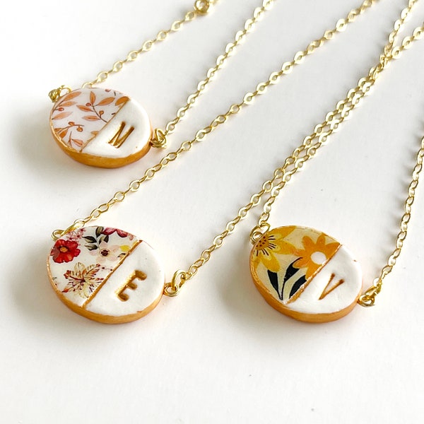 Collana con iniziale floreale: porcellana fredda fatta a mano, catena placcata in oro