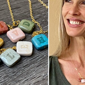 Collar con pequeños dijes para el Día de la Madre, letras diminutas, collar familiar, de papá, regalo para mamá, collar de 3 iniciales, 2 iniciales, 4 iniciales