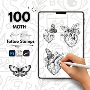 Könnte beinhalten: Ein digitaler Tablet-Bildschirm zeigt 100 handgezeichnete Tattoo-Stempel mit Mottiven. Die Stempel zeigen Motten auf einem Herzen mit Blättern. Der Text "100 MOTH Hand Drawn Tattoo Stamps" wird auf dem Bildschirm angezeigt. Eine Hand hält einen Stift und zeichnet auf dem Bildschirm.