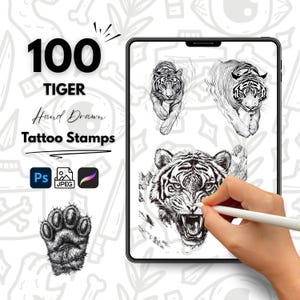 Op de afbeelding: Een digitale illustratie van een tijgerkop met een open bek, die scherpe tanden laat zien. De illustratie is in zwart-wit en bevindt zich op een tabletscherm. De tekst "100 Tiger Hand Drawn Tattoo Stamps" is zichtbaar op het scherm. Een hand houdt een stylus vast en tekent op het scherm.