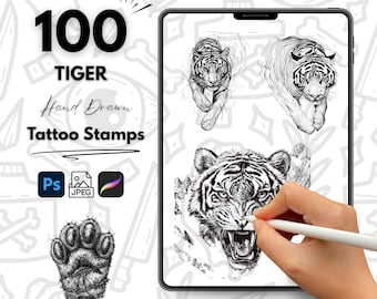 Puede incluir: Una ilustración digital de una cabeza de tigre con la boca abierta, mostrando dientes afilados. La ilustración está en blanco y negro y está en la pantalla de una tableta. El texto "100 Tiger Hand Drawn Tattoo Stamps" es visible en la pantalla. Una mano sostiene un lápiz óptico y dibuja en la pantalla.