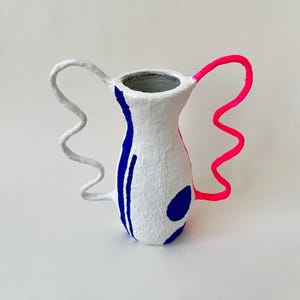 Vaso scultoreo moderno con manici particolari – Arte ceramica di carta sostenibile fatta a mano / Decorazione per la casa astratta rosa neon e blu
