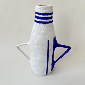 Vaso scultoreo moderno con manici particolari – Arte ceramica di carta sostenibile fatta a mano / Decorazione per la casa astratta blu e bianca