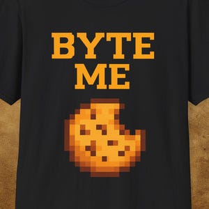 Byte Me T-Shirt, Pixel Art T-Shirt, lustiges Gamer T-Shirt, Snack Humor Shirt, Retro Gaming Geschenk, Unisex Softstyle Top - Budget Gildan Softstyle Tee