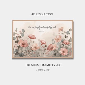 Può includere: Un'opera d'arte digitale rettangolare per televisore con un'illustrazione ad acquerello di fiori rosa tenue e fogliame verde spento. Il testo recita: You are fearfully and wonderfully made, Psalm 139:14. La cornice è in legno chiaro.
