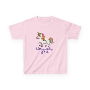 Únicamente tú: Unicornio de dibujos animados caprichosos, arte inspirador con melena arcoíris - Camiseta infantil / Regalo único