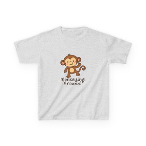 Monkeying Around：かわいい漫画の猿のイラスト、遊び心のあるダンスをする霊長類のデザイン - 子供用Tシャツ | ユニークなギフト