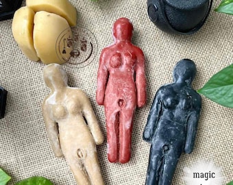 Muñeca vudú femenina: muñecas de cera rojas, negras o amarillas para el amor, la protección, la suerte y los hechizos rituales.