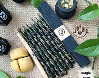 Un juego de 7 velas rituales retorcidas (amarilla, verde y negra) para limpiar el canal del dinero y la limpieza energética.