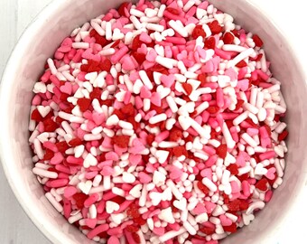 ¡Mezcla de Chispas de Cupido Enamorado! Chispas rosas y blancas con quintillizos en forma de corazón, rojos, blancos y rosas. ¡La mezcla más dulce! Compromiso de San Valentín.