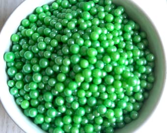 ¡La hierba es más verde! ¡Perlas comestibles de caramelo brillante! Decoración de pasteles, repostería, galletas, cake pops y dulces. Envase de 170 g, 4 mm.