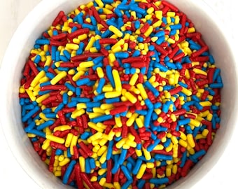 ¡Mezcla de chispas de superhéroes trío! Chispas rojas, amarillas y azules para decorar cupcakes, fiestas, recuerdos, pasteles, graduaciones y más. 170 g (6 oz).