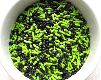 ¡El Caldero de las Brujas! ¡Mezcla de chispas negras y verde lima! Horneado de Halloween, cupcakes, decoración de dulces navideños ¡y mucho más! 85 g