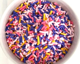 ¡Llegó la primavera! ¡Mezcla de chispas Jimmies! ¡Chispas comestibles en rosa pastel, morado, rosa brillante y amarillo! Decoración de cupcakes, pasteles, eventos y más.