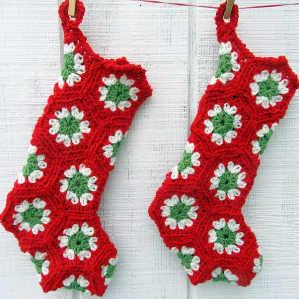 Bas de Noël carré grand-mère au crochet rouge, vert et blanc cassé, taille de 16 pouces (plus petit que la norme)