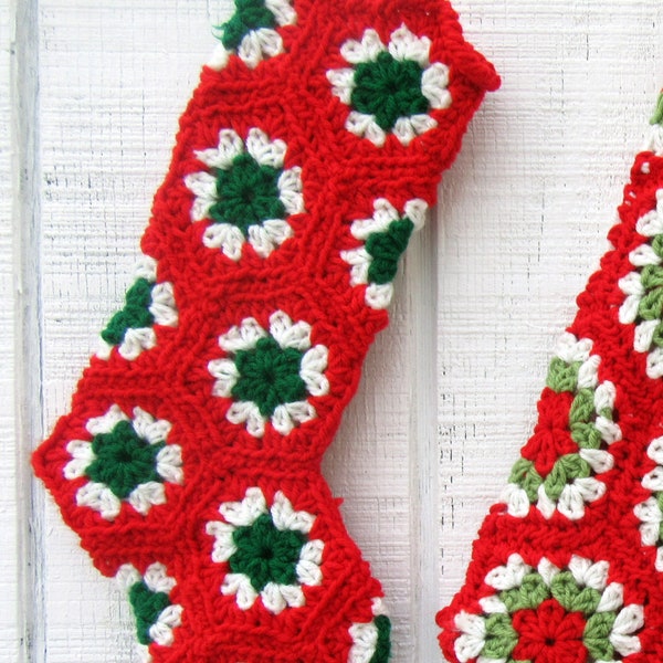 Bas de Noël carré grand-mère au crochet rouge, vert et blanc cassé, taille de 16 pouces (plus petit que la norme)