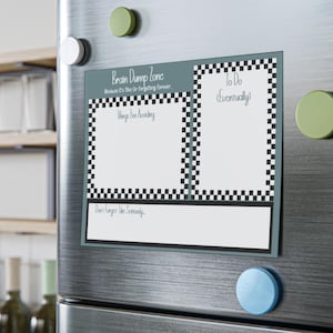 以下が含まれることがあります： 水色を背景に、白と黒の市松模様の縁取りが施された長方形のマグネット式ホワイトボード。「Brain Dump Zone」、「Things I'm Avoiding」、「To Do (Eventually)」、「Don't Forget This Seriously」と書かれたセクションに分かれています。