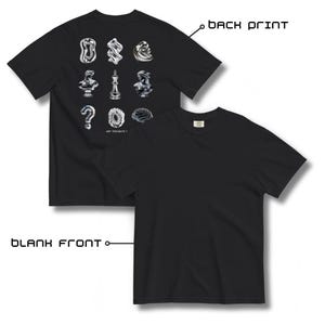 Könnte beinhalten: Schwarzes T-Shirt mit leerer Vorderseite und einem Aufdruck auf der Rückseite mit neun silberfarbenen abstrakten Designs und dem Text "ART THOUGHTS ?". Die Designs umfassen ein Fragezeichen, ein Gehirn und eine Büste.
