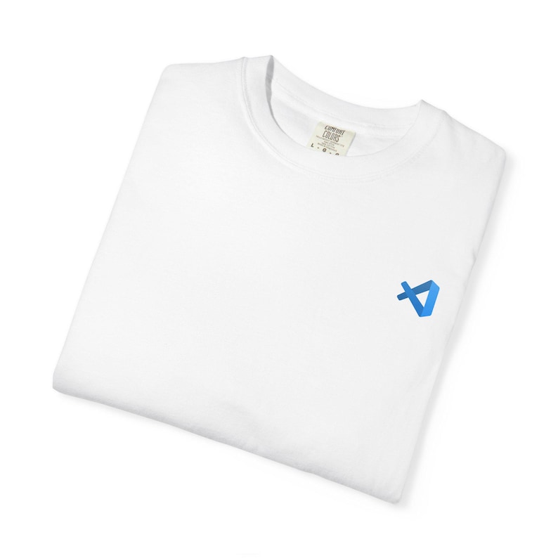 Op de afbeelding: Wit T-shirt met een blauw en wit logo van het nummer 4 aan de rechterkant van de borst.