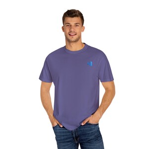 Op de afbeelding: Een paars T-shirt met korte mouwen met een klein blauw logo op de rechter borst.