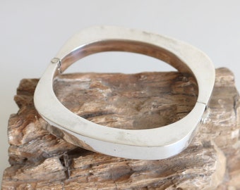 Taxco Modernist Rounded Boxy Hinge Bangle