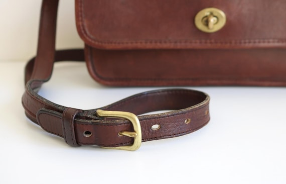 ✨Rare✨Coach Burgundy One-Shoulder Pouch m_646e9e4a87a2f5f70adcdce3.jpg